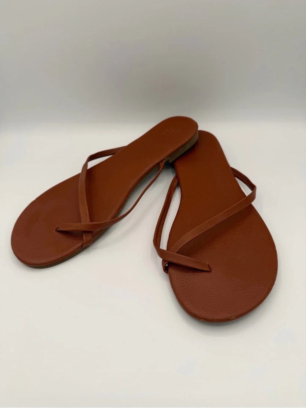 Gap Women’s Minimal Leather Flip Sandals in Cognac Brown